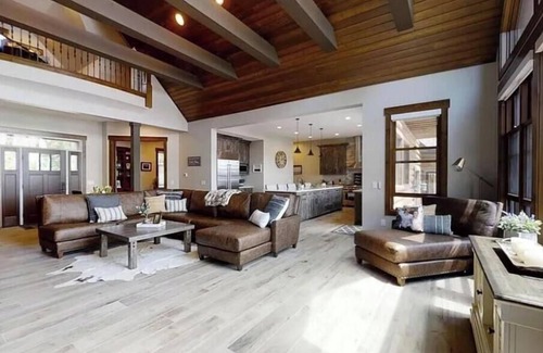 Lake Shangrila Resort | Luxury Lakefront Retreat on Lake Shangrila - 120 ft Beach, Golf Simulator & More