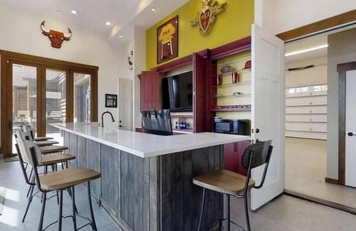 Lake Shangrila Resort | Luxury Lakefront Retreat on Lake Shangrila - 120 ft Beach, Golf Simulator & More