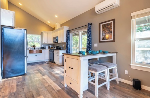 Mason County House | Luxury Lakehouse on Maggie lake w/AC, outdoor fireplace, BBQ & water activities