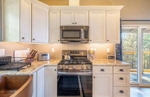 Mason County House | Luxury Lakehouse on Maggie lake w/AC, outdoor fireplace, BBQ & water activities