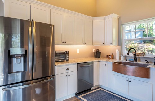 Mason County House | Luxury Lakehouse on Maggie lake w/AC, outdoor fireplace, BBQ & water activities