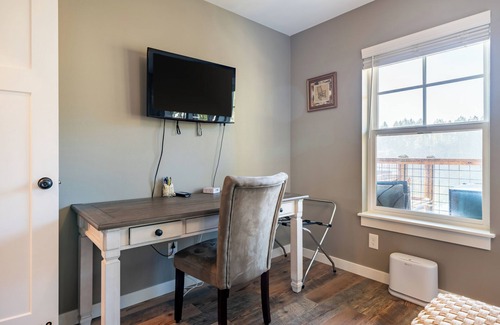 Mason County House | Luxury Lakehouse on Maggie lake w/AC, outdoor fireplace, BBQ & water activities