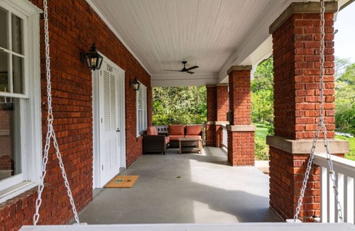 Old Irving Park Apartment | Luxury Large Stay - Family Home - Big Fenced Yard