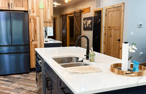 Corbin House | Luxury Laurel Lake Retreat-Private Home Near Holly Bay w Fishing Pond EV CHARGER