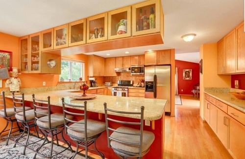 Kenmore House | Luxury Master bedroom and private bathroom: jacuzzi/hot tub .