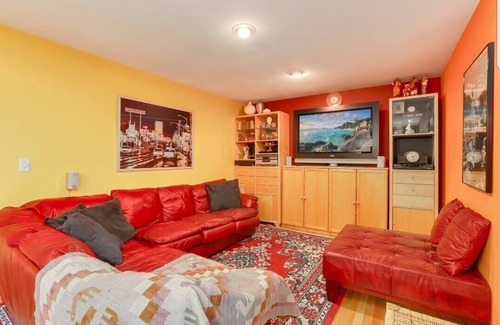 Kenmore House | Luxury Master bedroom and private bathroom: jacuzzi/hot tub .
