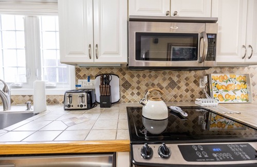 Plantsville House | Luxury Meets Tranquility! Stunning Home Away From Home - Short or Long Term Rent