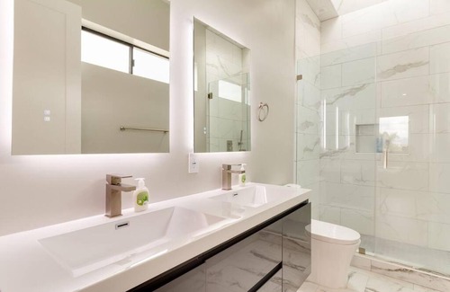 Mid City Villa | Luxury Modern 4 bedroom 3 Bath Home With Rooftop Deck #3