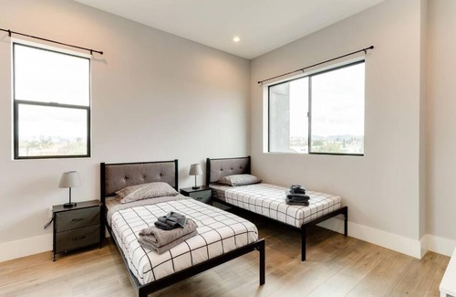 Mid City Villa | Luxury Modern 4 bedroom 3 Bath Home With Rooftop Deck #3