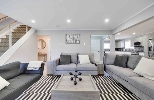 Tobyhanna House | Luxury Modern 6BR Pocono Home Near All Attractions