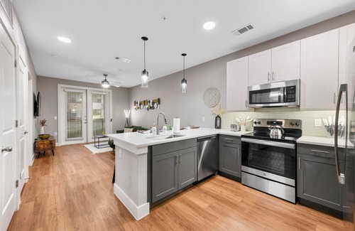 Fort Worth Apartment | Luxury Modern Condo FW King Bed + Free Parking + Gym