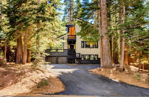 Truckee Ski Chalet | Luxury Mtn Home - Hot Tub, Pool Table, Pool, Gym