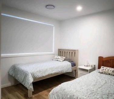 The Ponds House | Luxury New 5 Bedroom 3 Bathroom+ Study/Back Yd