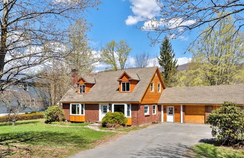 Hunter House | Luxury New Log Home Pool Sauna Hot Tub Game Room