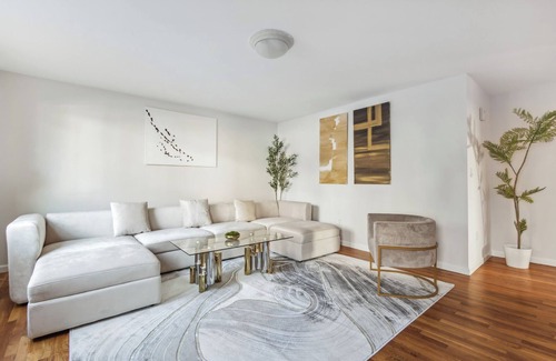 White Plains House | Luxury NY Retreat+Free Parking