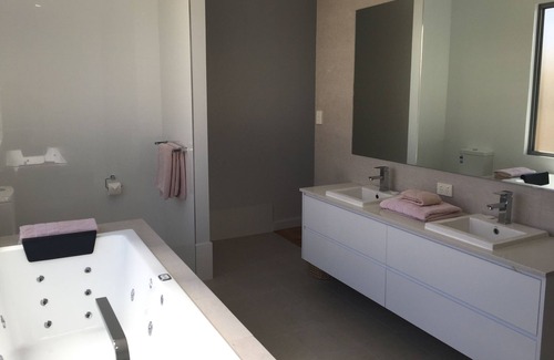 Sorrento Apartment | Luxury one bedroom Beach Side Retreat with Ocean Views 250m from Sorrento Beach