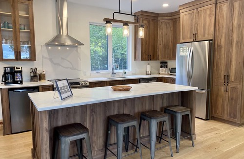 La Minerve House | Luxury Panoramic Lakeview Cottage w/Spa, Game Room & Beach
