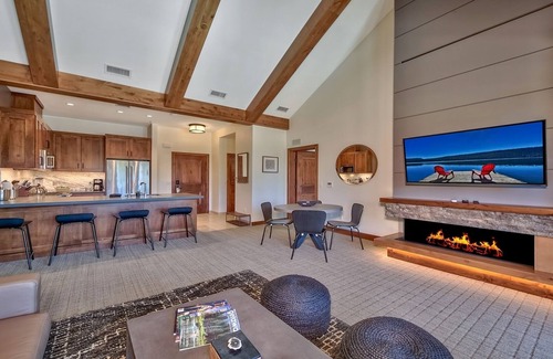 Lakeside Park Condo | Luxury Residence - Gondola across the Street 2 Bedroom Condo by RedAwning