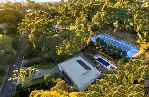 Bellevue Heights House | Luxury Resort Studio Apartment Retreat with Pool, Tennis & Alfresco