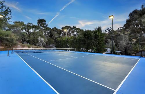 Bellevue Heights House | Luxury Resort Studio Apartment Retreat with Pool, Tennis & Alfresco