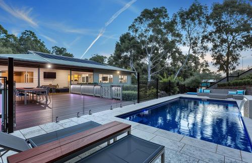 Bellevue Heights House | Luxury Resort Studio Apartment Retreat with Pool, Tennis & Alfresco