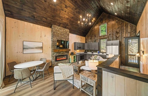 Sevierville Cabin | Luxury Retreat/Hot Tub/Lake Views/Game Room