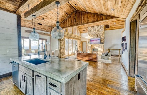 Mineral Bluff Cabin | Luxury Rustic Cabin/Views/Hot Tub/Firepit