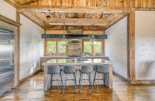 Mineral Bluff Cabin | Luxury Rustic Cabin/Views/Hot Tub/Firepit