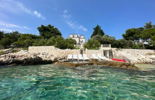 Businci Villa | Luxury Seaside Villa with a classic Mediterranean Olive Garden, a fully equipped Professional Kitchen, Pool, Sauna, Padle Boards and Canoe - Miolin Beach House