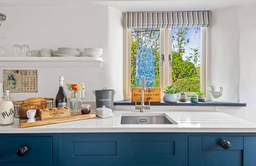 Totnes House | Luxury self-contained cottage for two with wood fired hot tub