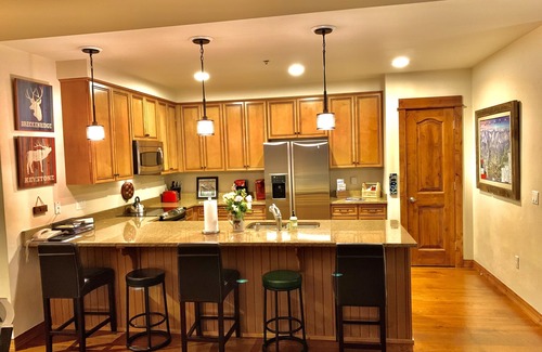 Four O'Clock Condo | Luxury Spacious Bluesky Condo within 30 yards of the Snowflake Lift 2BR/2 BA