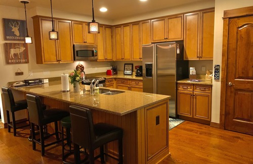 Four O'Clock Condo | Luxury Spacious Bluesky Condo within 30 yards of the Snowflake Lift 2BR/2 BA