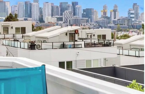 Eastlake House | Luxury stay! Iconic Space Needle view with easy access to AK cruise terminals!