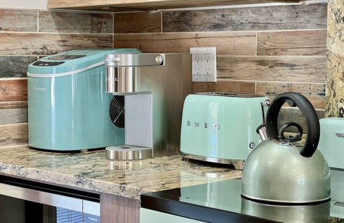 Harvie Heights House | Luxury Stunning Mountain View King Bed Jacuzzi Free Parking Family Friendly