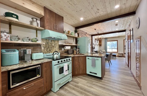 Harvie Heights House | Luxury Stunning Mountain View King Bed Jacuzzi Free Parking Family Friendly