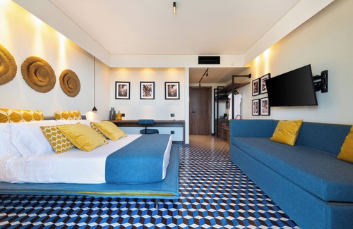 Sant'Agnello Resort | Luxury suite with balcony overlooking the gulf of sorrento