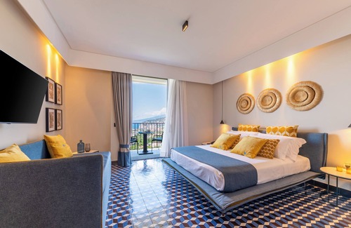 Sant'Agnello Resort | Luxury suite with balcony overlooking the gulf of sorrento