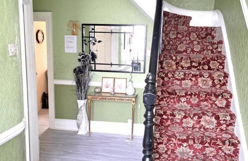 Seven Kings House | Luxury super double bedroom near London Seven Kings Train station