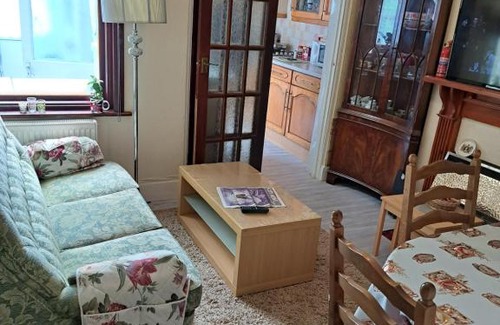 Seven Kings House | Luxury super double bedroom near London Seven Kings Train station