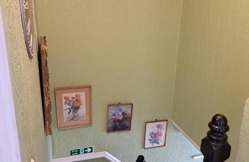 Seven Kings House | Luxury super double bedroom near London Seven Kings Train station