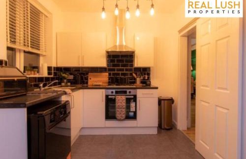 Walsall House | Luxury Three-Bedroom Home By Real Lush Properties in Sutton with Free Parking