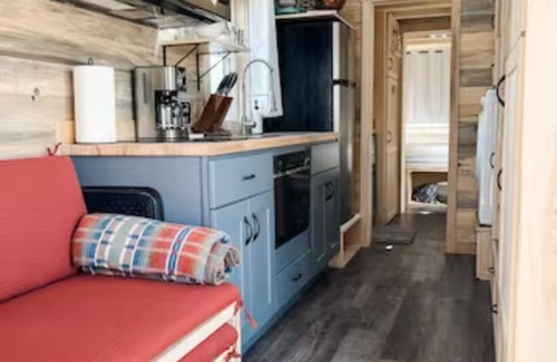 Montrose Cabin | Luxury Tiny Home/Base Camp to Ouray, Telluride/3 Queen beds/Washer & Dryer/Smart TV/Hot Tub Access/Patio w/Mountain Views/Fire Pit/11 mi to Airport