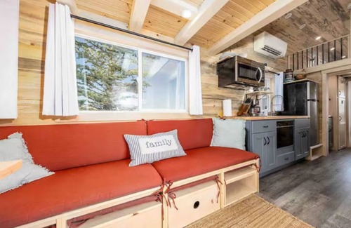Montrose Cabin | Luxury Tiny Home/Base Camp to Ouray, Telluride/3 Queen beds/Washer & Dryer/Smart TV/Hot Tub Access/Patio w/Mountain Views/Fire Pit/11 mi to Airport