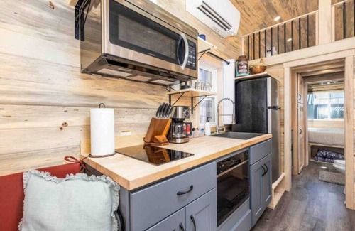 Montrose Cabin | Luxury Tiny Home/Base Camp to Ouray, Telluride/3 Queen beds/Washer & Dryer/Smart TV/Hot Tub Access/Patio w/Mountain Views/Fire Pit/11 mi to Airport