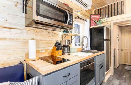 Montrose Cabin | Luxury Tiny Home/Base Camp to Ouray, Telluride/3 Queen beds/Washer & Dryer/Smart TV/Hot Tub Access/Patio w/Mountain Views/Fire Pit/11 mi to Airport