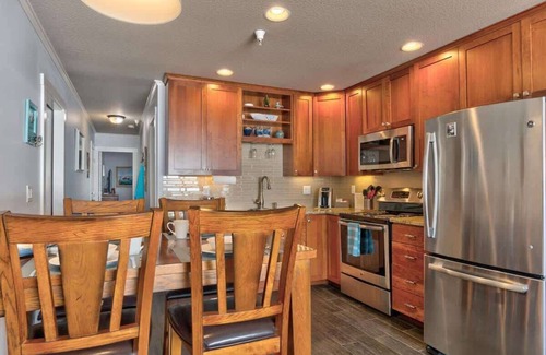 Logsden Condo | Luxury Top Floor Beachfront Super Condo -Sleeps 8!