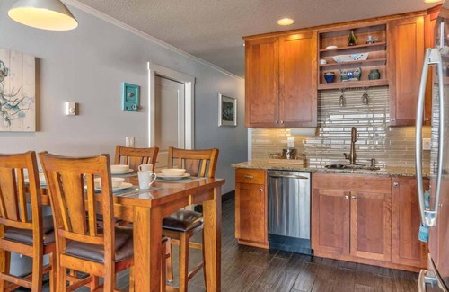 Logsden Condo | Luxury Top Floor Beachfront Super Condo -Sleeps 8!