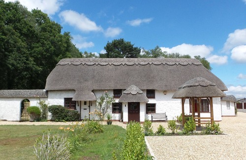 Three Legged Cross Cottage | Luxury villa for 22 people with pool, jacuzzi, large garden and private pub!