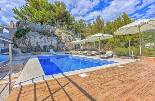 Strozanac Villa | Luxury Villa Rock – Your Private Oasis in Split/Podstrana