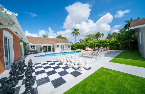 Golden Glades House | Luxury Villa Serena Heated Pool 15 min to Beach